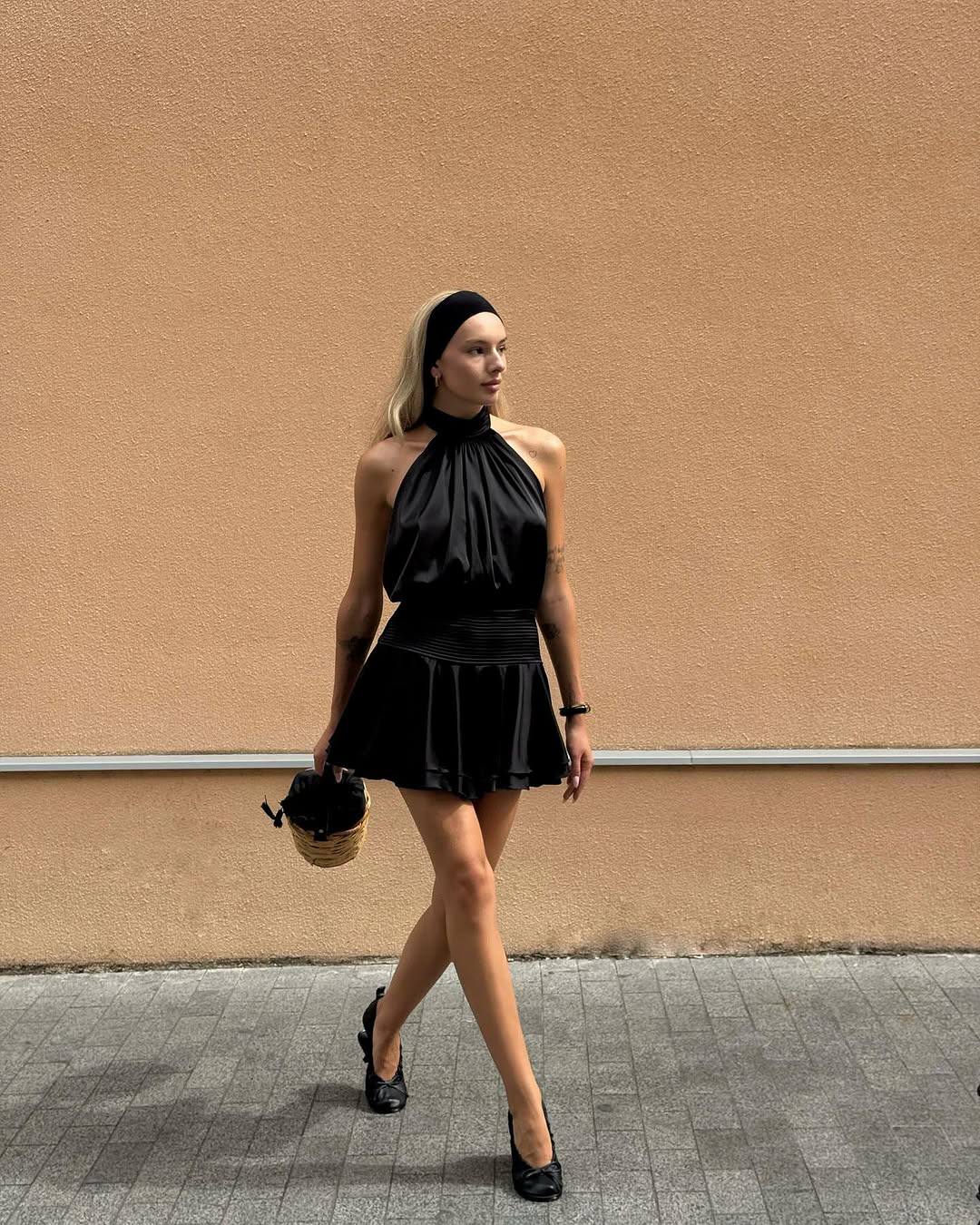 Siyah - Zarif Halter Yaka Pileli Mini Elbise
